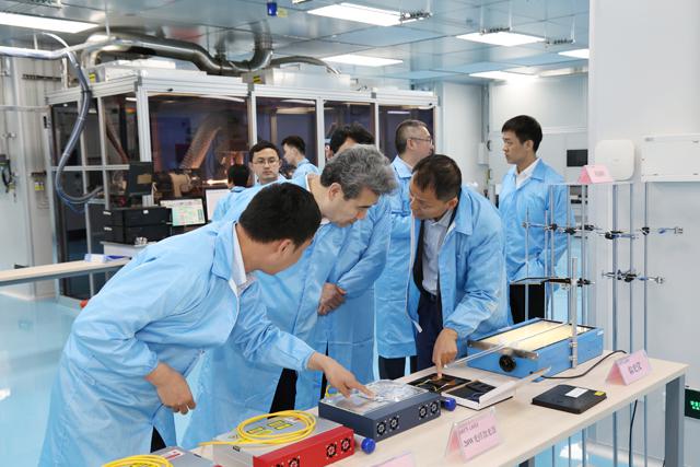 深圳市委常委、副市长刘庆生一行到老哥俱乐部激光考察调研
